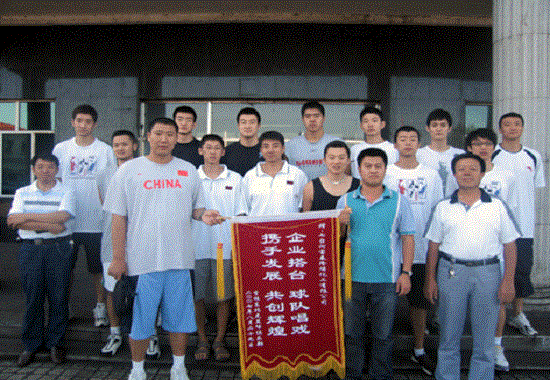 与其他球队合影